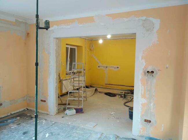 Szpachlowanie, malowanie, układanie paneli ,,