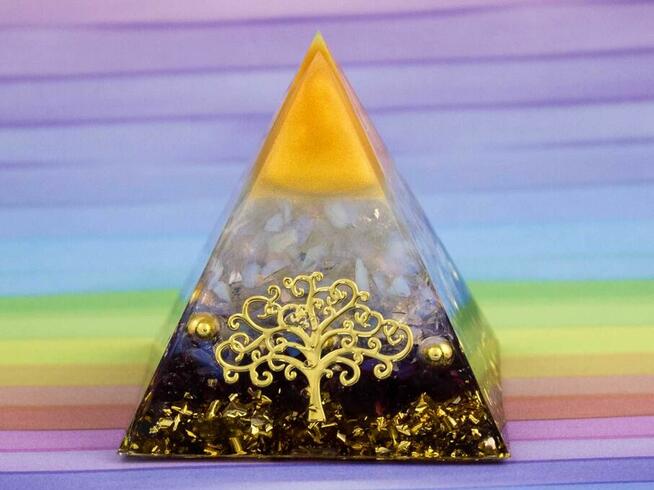 Piękna Piramidka Orgonitowa Granat Kryształ Żywica 6 cm