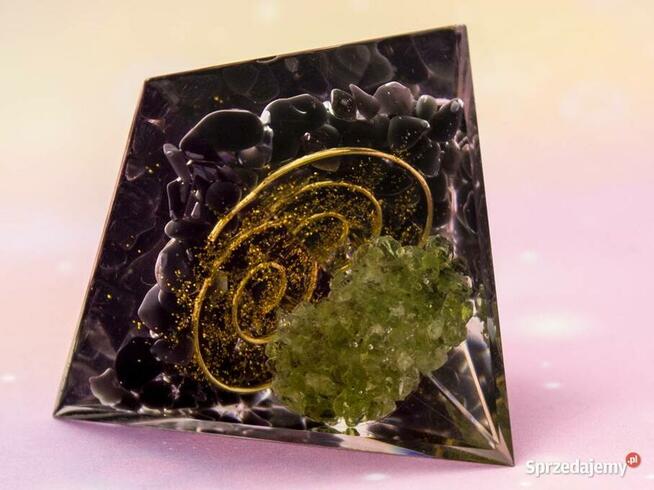 PIRAMIDA ORGONIT PERYDOT KLEJNOT MORION DRZEWO 5 cm Prezent