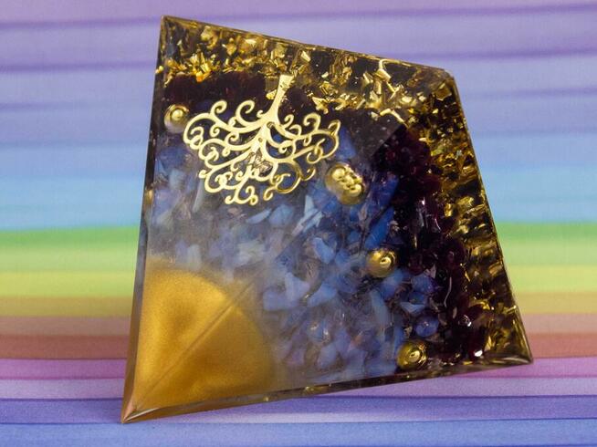 Piękna Piramidka Orgonitowa Granat Kryształ Żywica 6 cm