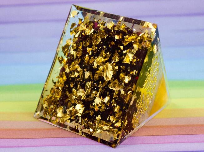 Piękna Piramidka Orgonitowa Granat Kryształ Żywica 5 cm