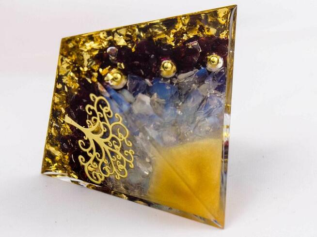 Piękna Piramidka Orgonitowa Granat Kryształ Żywica 5 cm