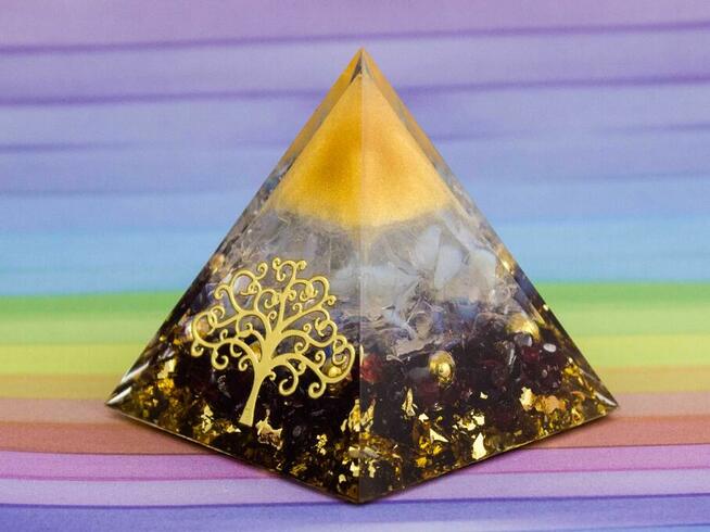Piękna Piramidka Orgonitowa Granat Kryształ Żywica 5 cm