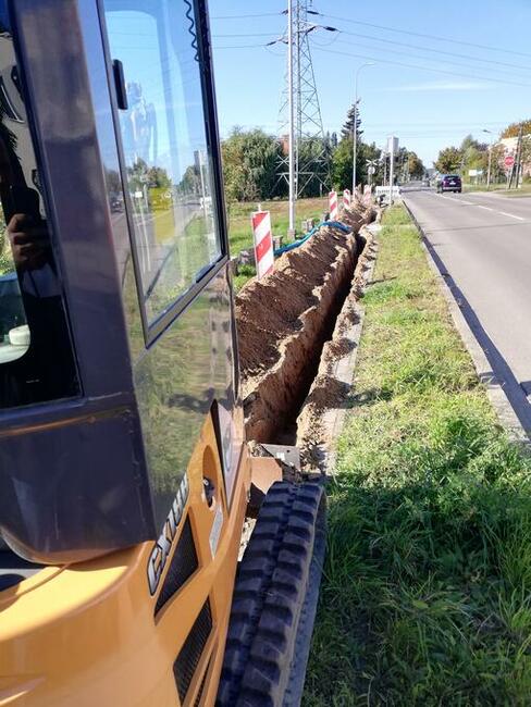minikoparka, przyłącza, wykopy pod kable, fotowoltaika