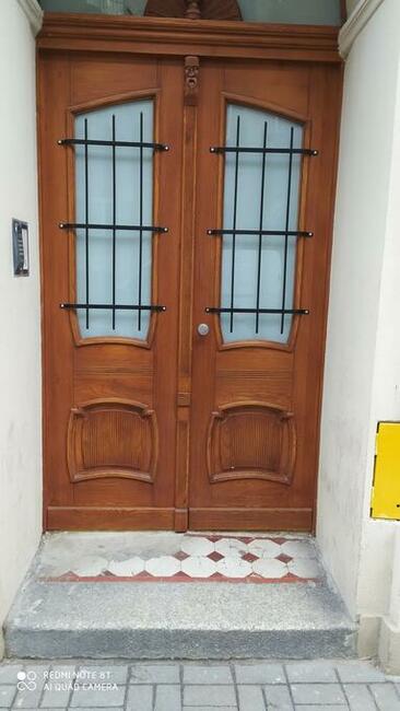 Repliki stylizowanych drzwi i bram w zabytkowych kamienicach