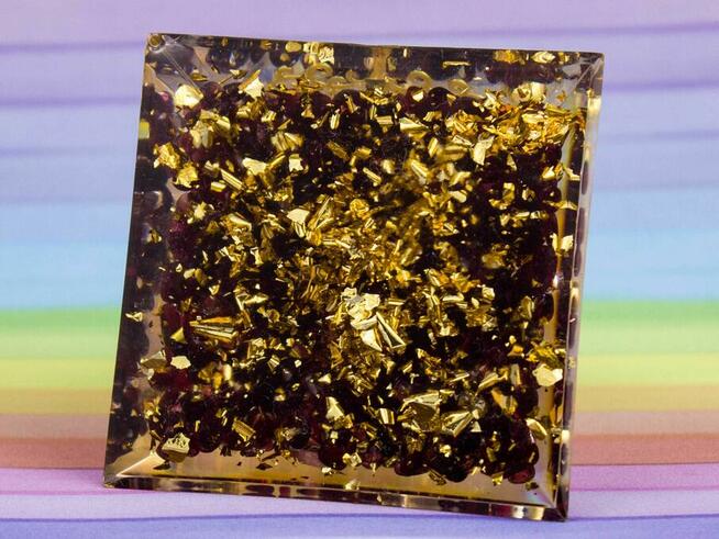 Piękna Piramidka Orgonitowa Granat Kryształ Żywica 6 cm