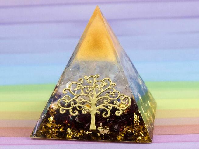 Piękna Piramidka Orgonitowa Granat Kryształ Żywica 5 cm