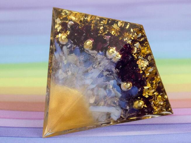 Piękna Piramidka Orgonitowa Granat Kryształ Żywica 5 cm