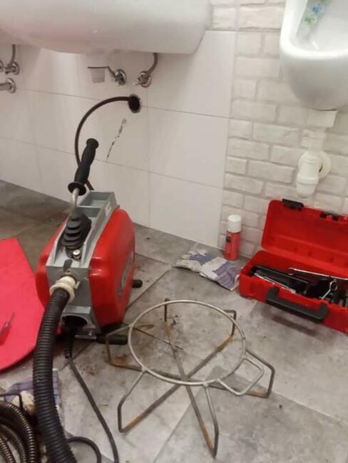 Profesjonalne udrażnianie kanalizacji / spirala elektryczna