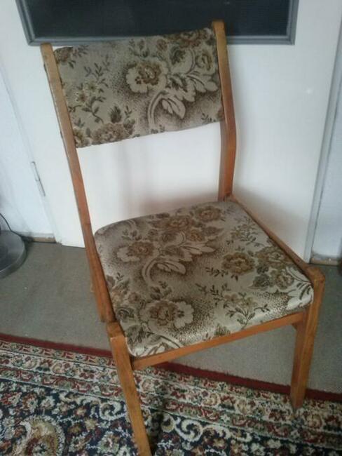 Drewniane krzesło współczesne tapicerowane, 25 zł.