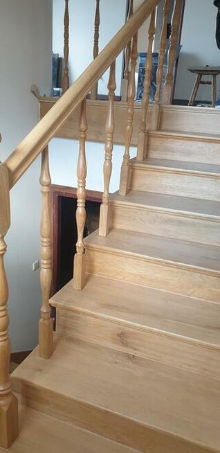 Renowacja, drzwi schodów montaż stolarki budowlanej