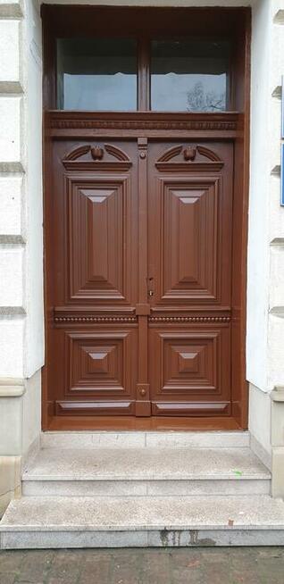 Renowacja, drzwi schodów montaż stolarki budowlanej