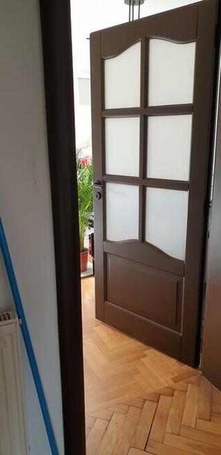 Renowacja, drzwi schodów montaż stolarki budowlanej