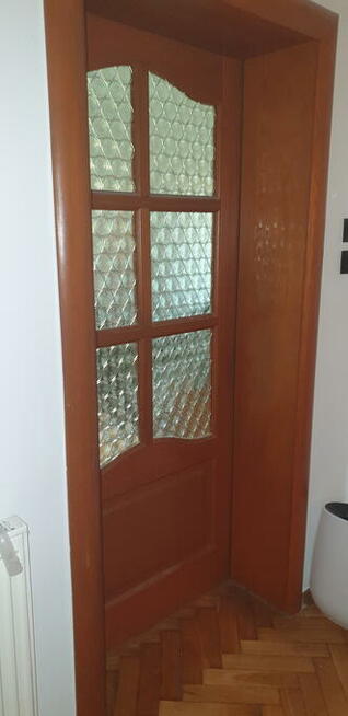 Renowacja, drzwi schodów montaż stolarki budowlanej