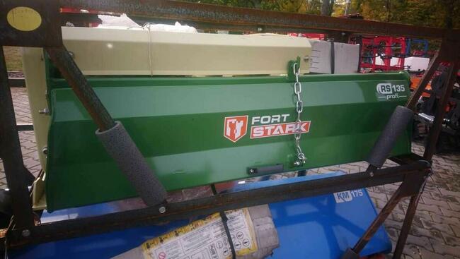 Glebogryzarka ciągnikowa z bocznym napędem