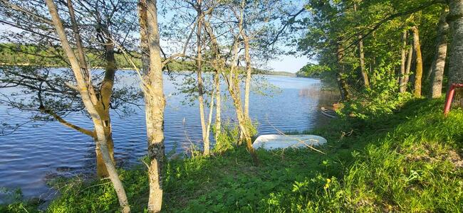 Działka nad jeziorem | z długą własną linią brzegową