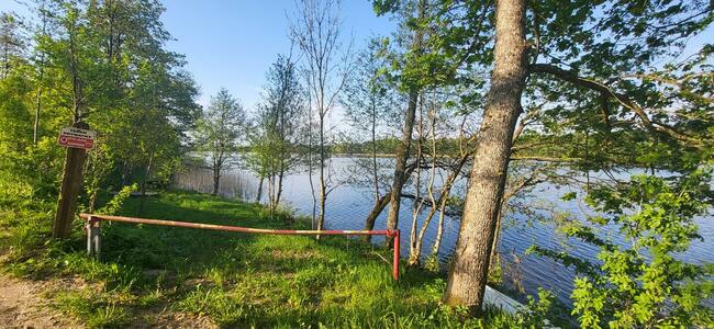 Działka nad jeziorem | z długą własną linią brzegową