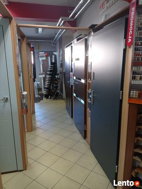 Oferujemy; drzwi, panele, podłogi, winyle i okna- z montażem