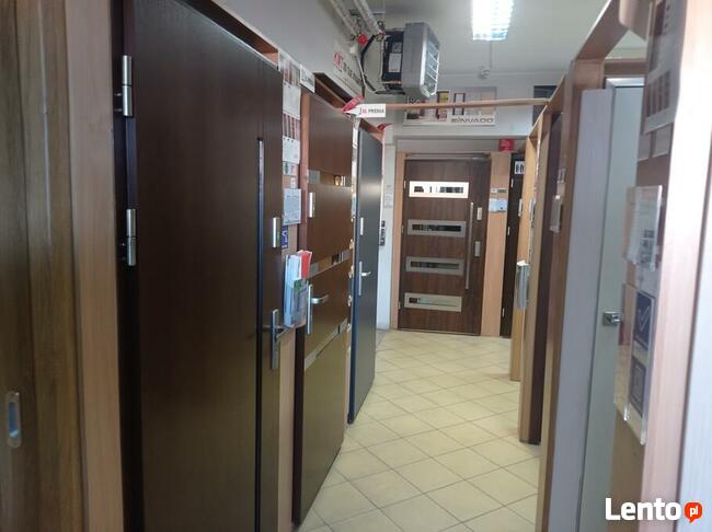 Oferujemy; drzwi, panele, podłogi, winyle i okna- z montażem