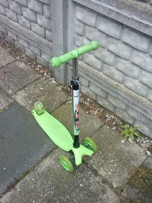 Hulajnoga kiwana na boki, trójkołowa, zielona, 30 zł.