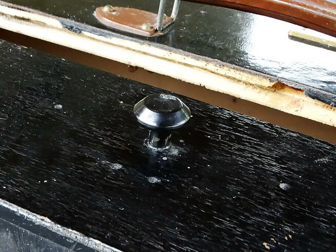 Stara zabytkowa drewniana skrzynia, waliza.