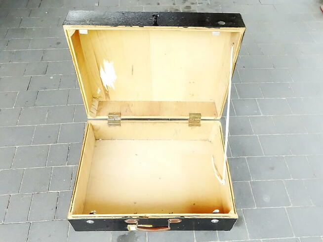 Stara zabytkowa drewniana skrzynia, waliza.