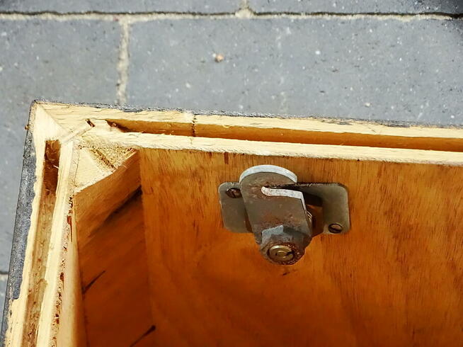 Stara zabytkowa drewniana skrzynia, waliza.