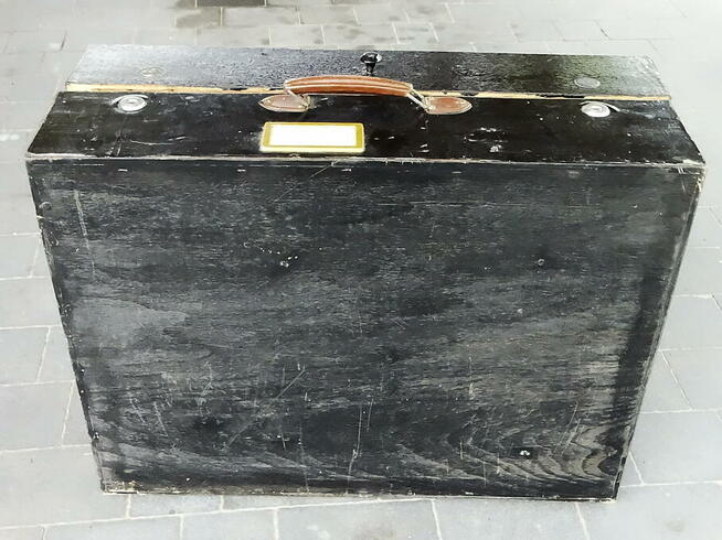 Stara zabytkowa drewniana skrzynia, waliza.