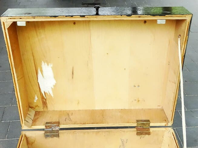 Stara zabytkowa drewniana skrzynia, waliza.