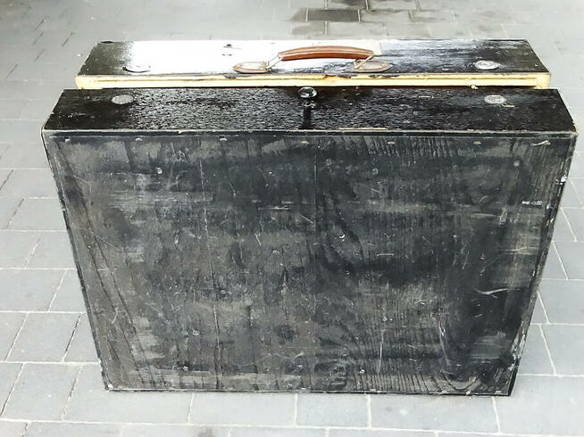 Stara zabytkowa drewniana skrzynia, waliza.