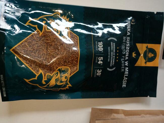 Biały robak suszony w melasie pinka