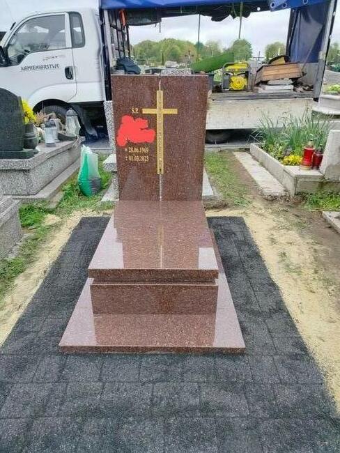 Pomniki, nagrobki, pomniki, nagrobki