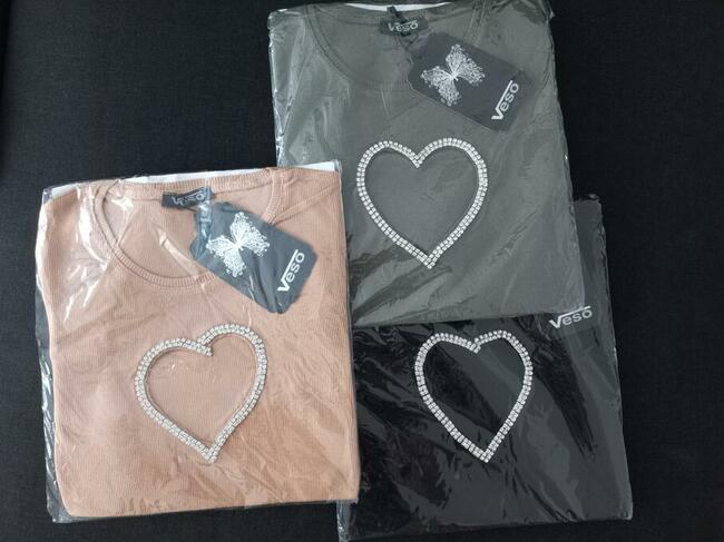 Bluzka prążek z serduszkiem zdobionym cyrkoniami HIT !