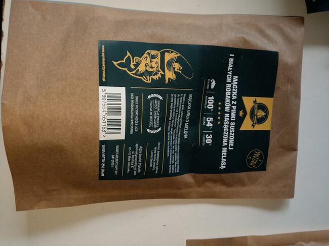 Biały robak suszony w melasie pinka