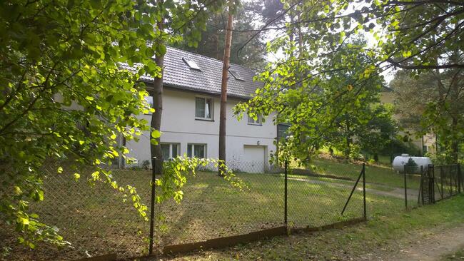 dom przy lesie blisko plaży