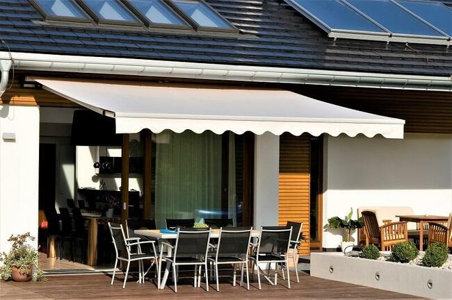 Ochrona miejsca wypoczynku przed upalnym słońcem - markizy