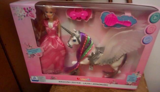 MAGICZNY ZESTAW LALKA I JEDNOROŻEC ZMIENIA KOLORY