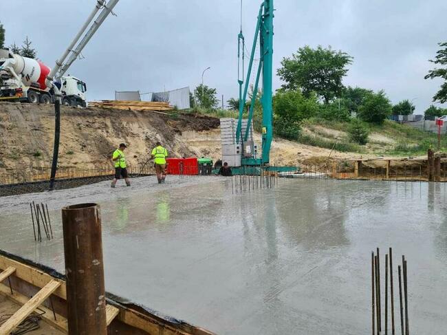 budowa domów ekipa budowlana płyta fundamentowa