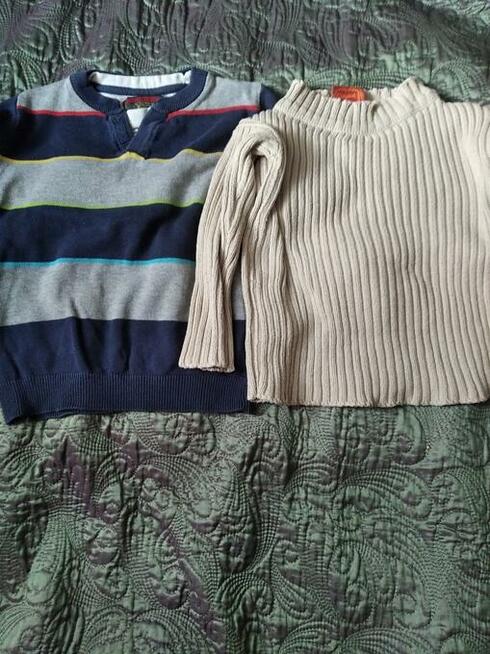 Zestaw 5 sztuk swetrów chłopięcych.