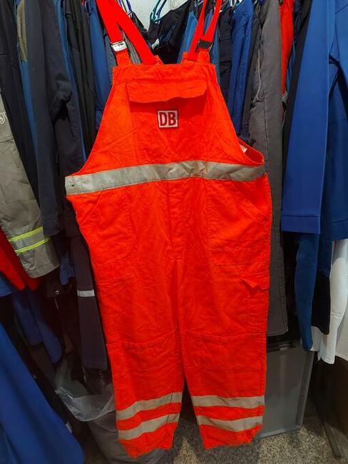 Tania odzież robocza używana.