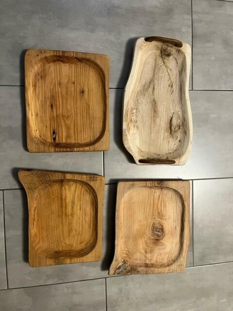 drewniany domek z kominkiem ogrodzony drewnianym płotem