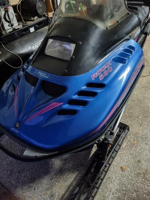 Uwaga, profesjonalny skuter śnieżny Skidoo Rotax 580