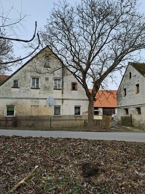 Sprzedam dom mieszkalny z zabudowaniami gospodarczymi .