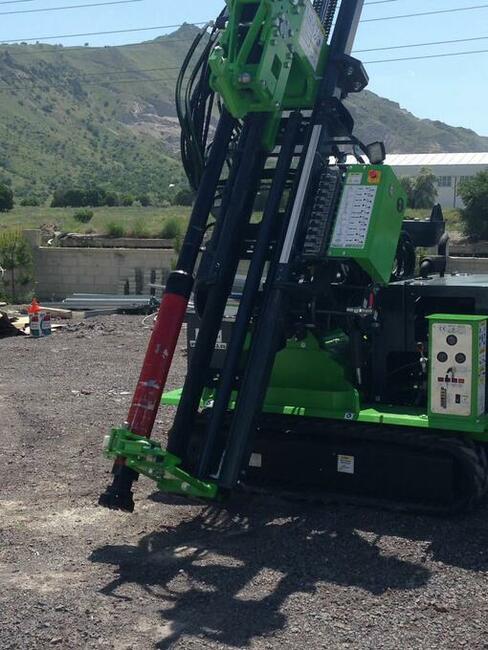 Kafar gąsienicowy do słupów paneli farm PV marki Mazaka, 4,6