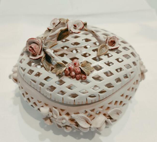 Komplet z porcelany, ręczne wykonanie ażur, róże, kolor ecri