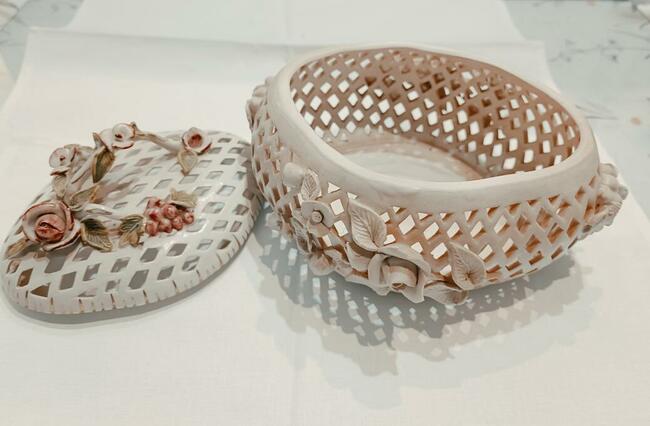 Komplet z porcelany, ręczne wykonanie ażur, róże, kolor ecri