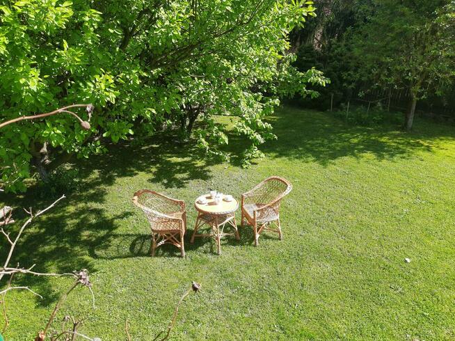 Stolik i krzesła z wikliny