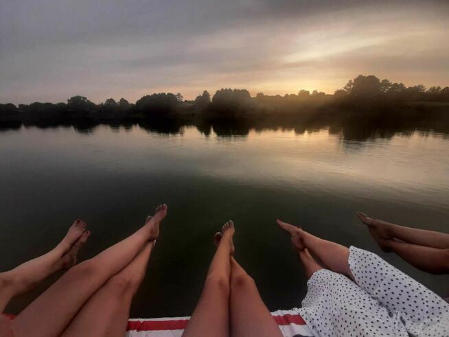 Domek z linia brzegową oraz pomostem nad jeziorem Kopiec