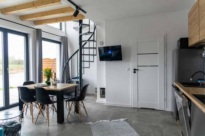 Domek z linia brzegową oraz pomostem nad jeziorem Kopiec