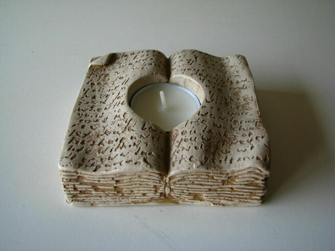 Stylowy świecznik – stara księga, przycisk do papieru